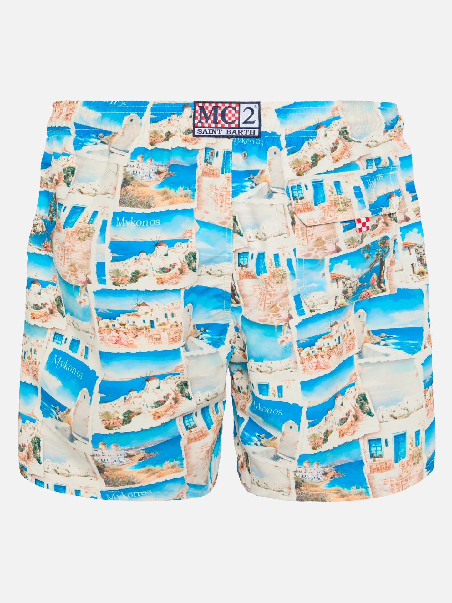 Costume mare lunghezza media Gustavia con stampa cartolina Mykonos | AI CO-CREATED DESIGN BY RICKDICK - POWERED BY RED-EYE
