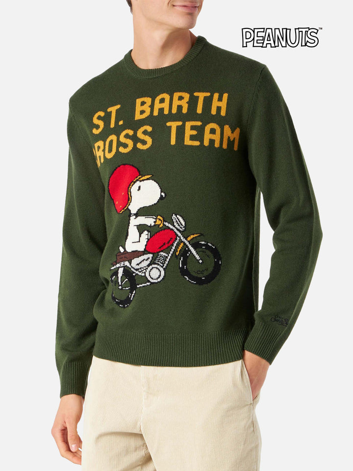Man military green sweater with Snoopy print | PEANUTS™ SPECIAL EDITION