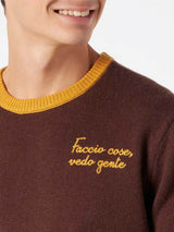 Man brown sweater with Faccio cose, vedo gente embroidery