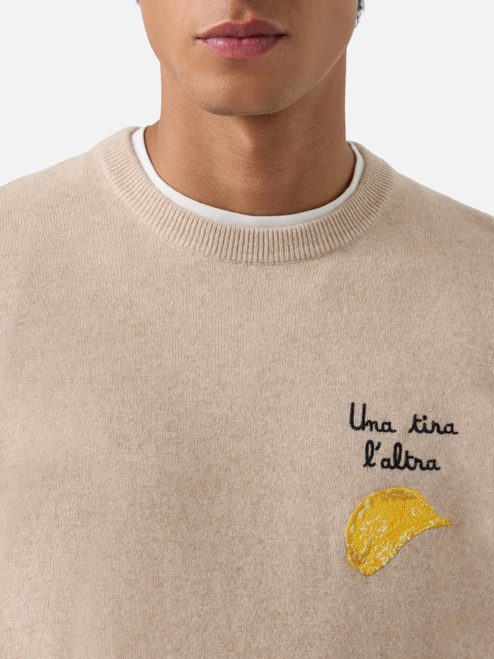 Beige Heron Rundhalspullover aus einer leichten Woll- und Kaschmirmischung mit Amica Chips-Stickerei | Special edition 