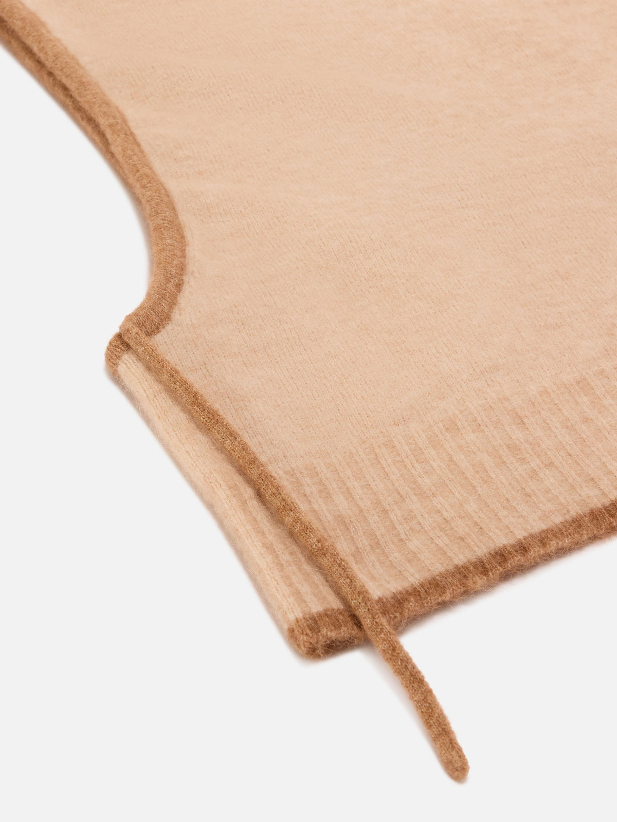 Cappuccio Harlow beige in misto alpaca con profilo a contrasto