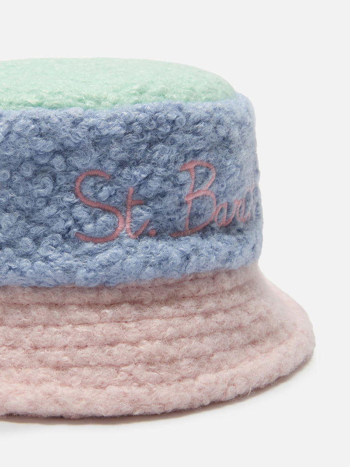 Cappello bucket in sherpa multicolor con ricamo frontale