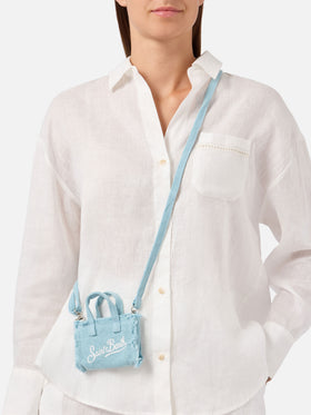 Llavero en forma de mini bolso de lino azul claro con logo estampado 