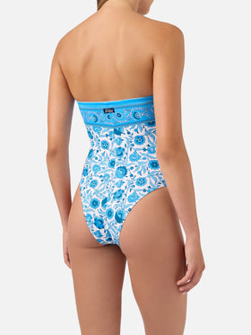 Bañador de una pieza bandeau Khyra con estampado batik floral 