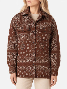 Chaqueta acolchada Kimmy Brown con estampado bandana 