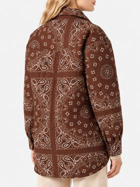 Chaqueta acolchada Kimmy Brown con estampado bandana 