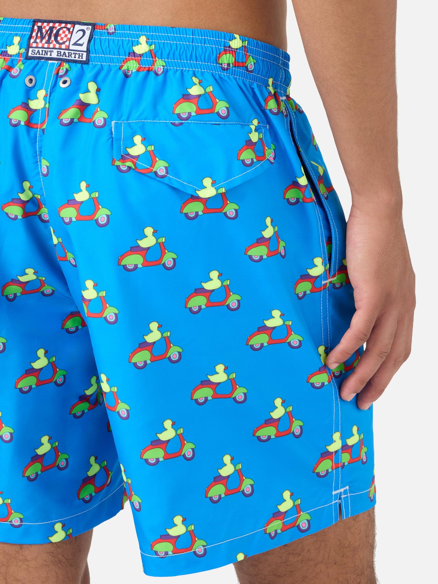 Blaue Badeshorts mit Enten-auf-Scootern-Print | Special Edition 