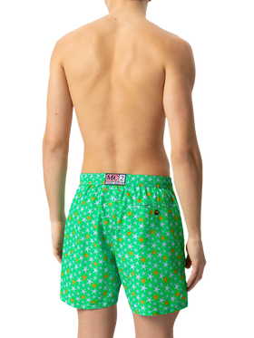 Herren-Badeshorts aus leichtem Stoff mit mehrfarbigem Seestern-Print