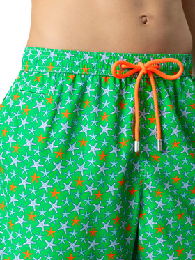 Herren-Badeshorts aus leichtem Stoff mit mehrfarbigem Seestern-Print