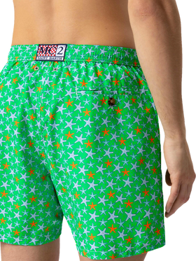 Herren-Badeshorts aus leichtem Stoff mit mehrfarbigem Seestern-Print