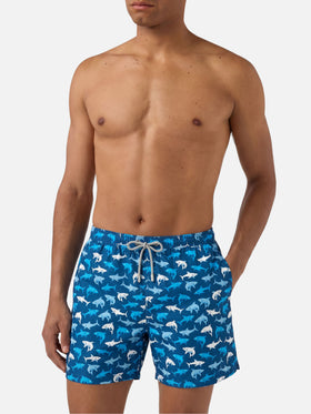 Herren-Badeshorts aus leichtem Stoff mit mehrfarbigem Hai-Aufdruck