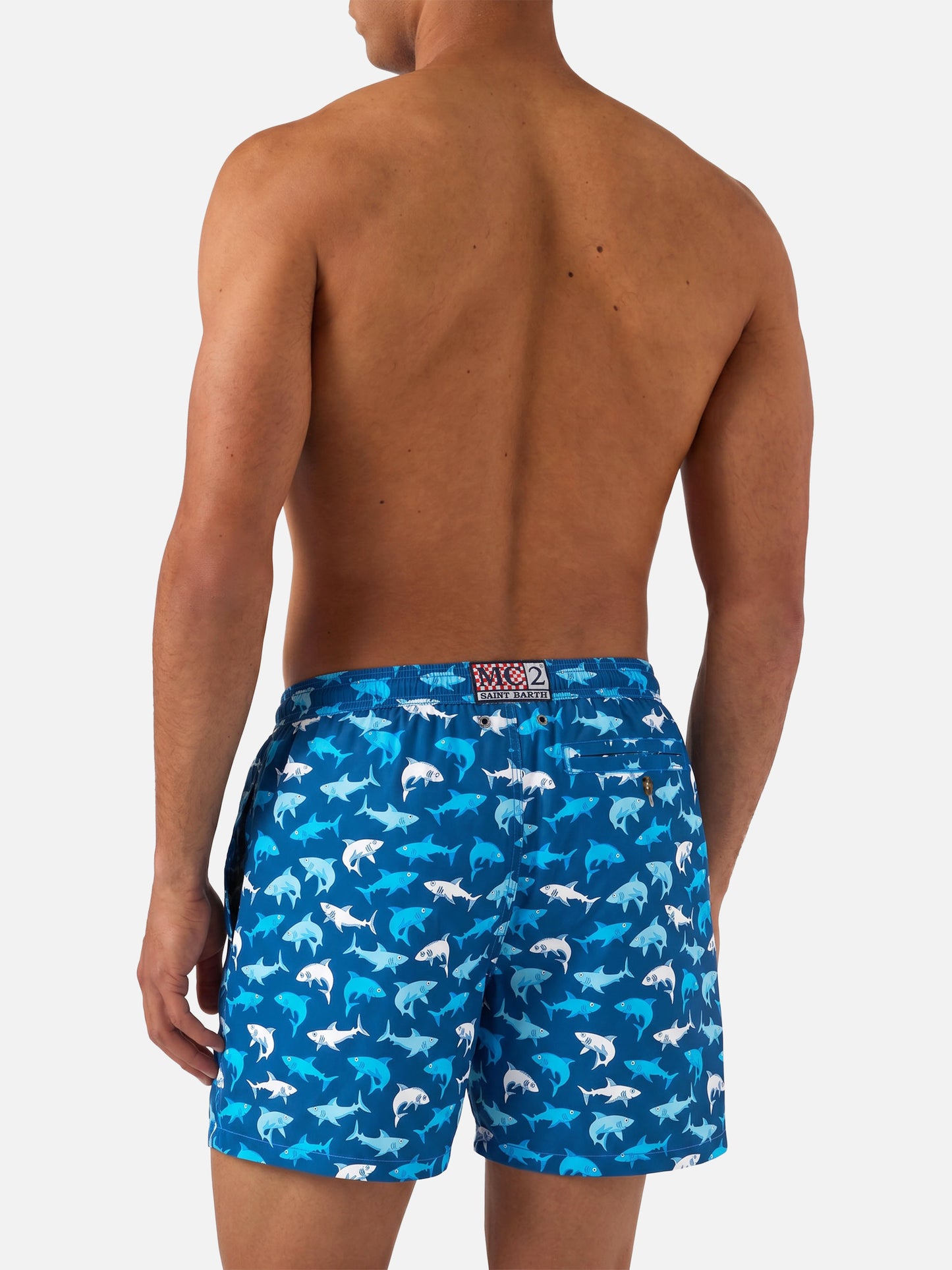 Herren-Badeshorts aus leichtem Stoff mit mehrfarbigem Hai-Aufdruck