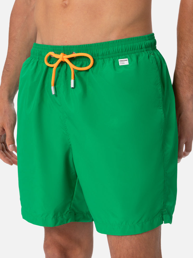 Herren-Badeshorts aus leichtem Stoff in Grasgrün Lighting Pantone | PANTONE-SONDERAUSGABE