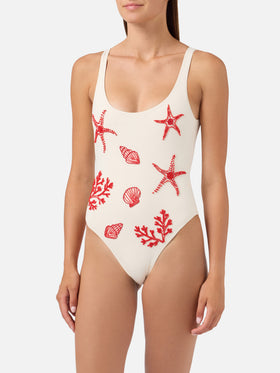Maillot de bain une-pièce Lora en coloris crème avec décorations perlées sur le thème de la mer 