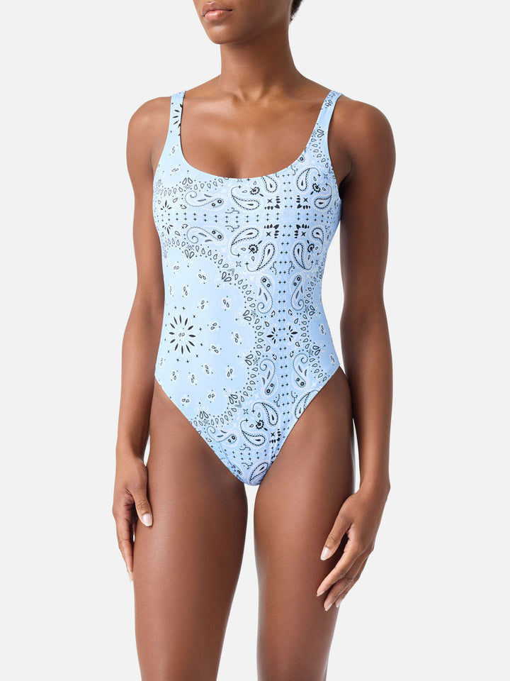 Lora Badeanzug mit hellblauem Bandana-Allover-Print 