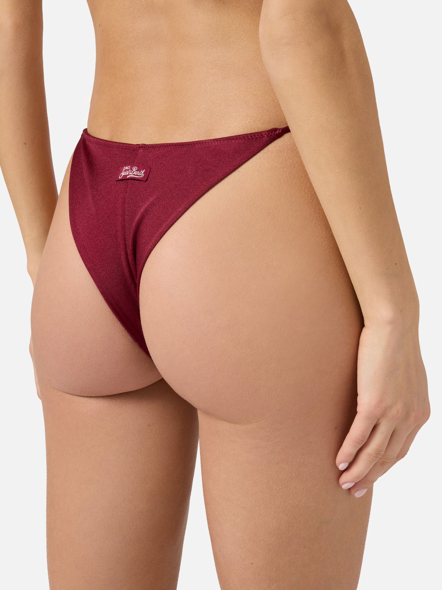 Bas de bikini brésilien Marielle en tissu bordeaux à finition brillante avec détails charm 