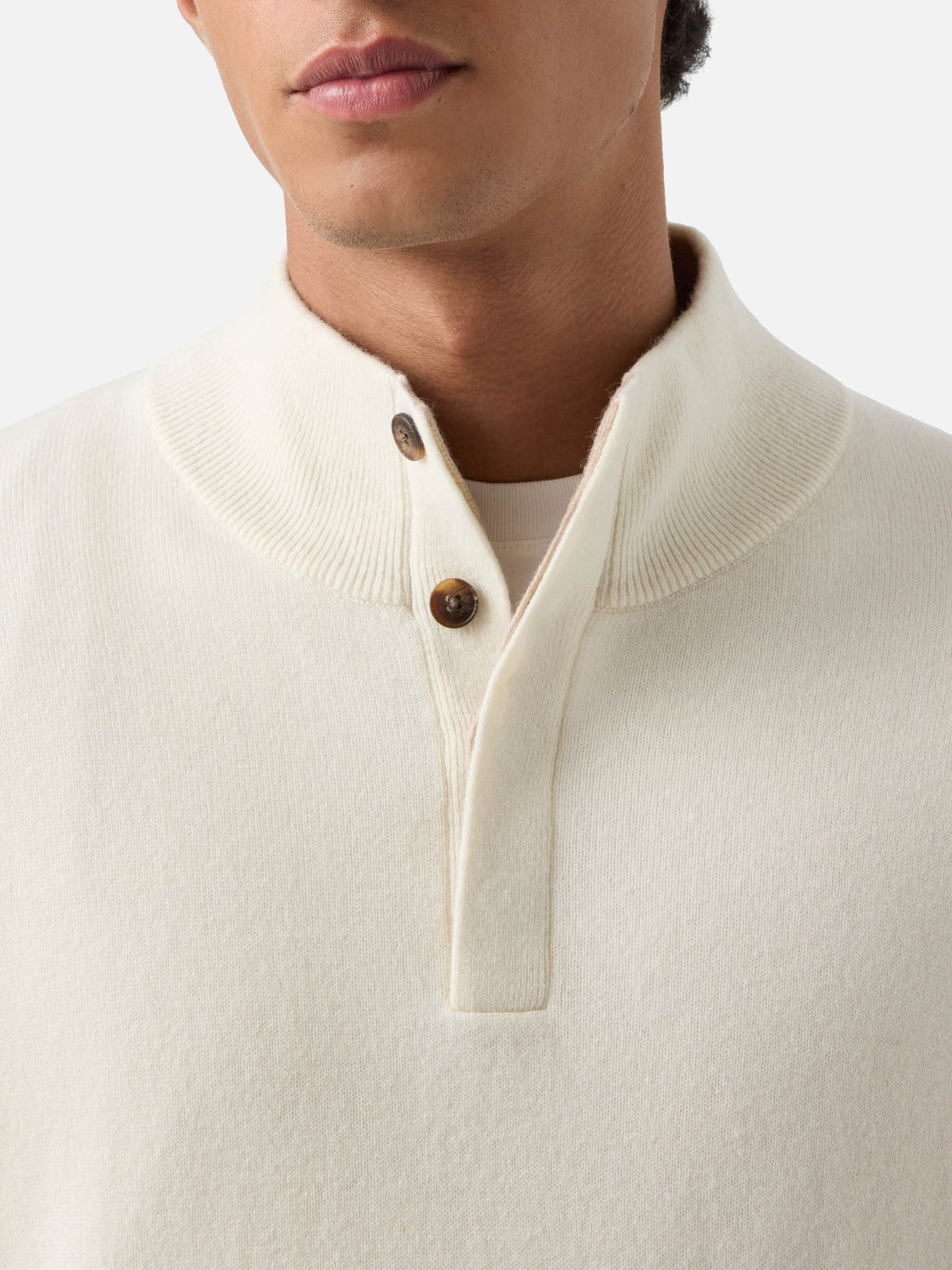 Punto Marlow en mezcla de lana y cachemira color off white con cuello alto 
