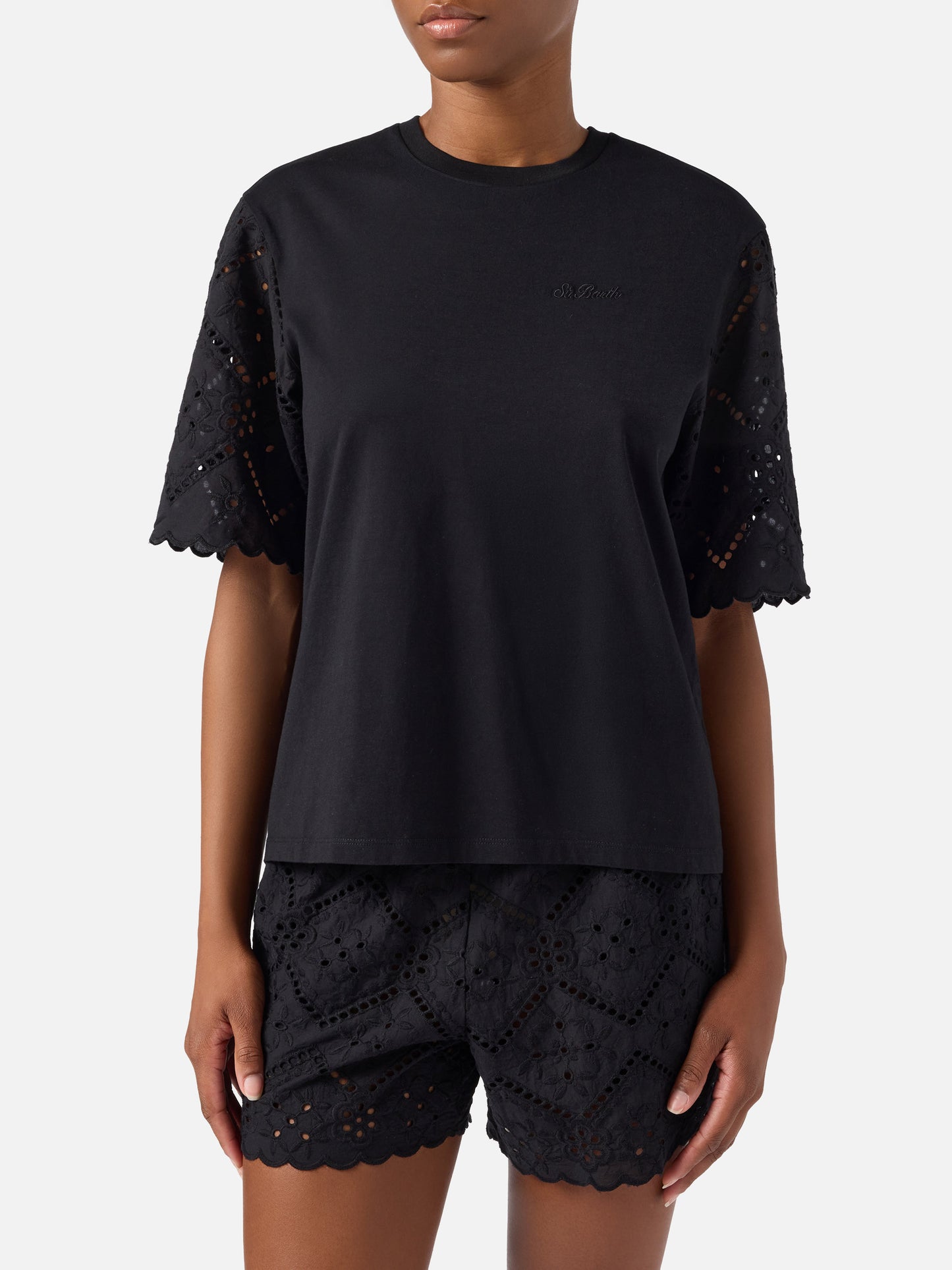 Camiseta Maisa negra con mangas de sangallo y bordado St. Barth 