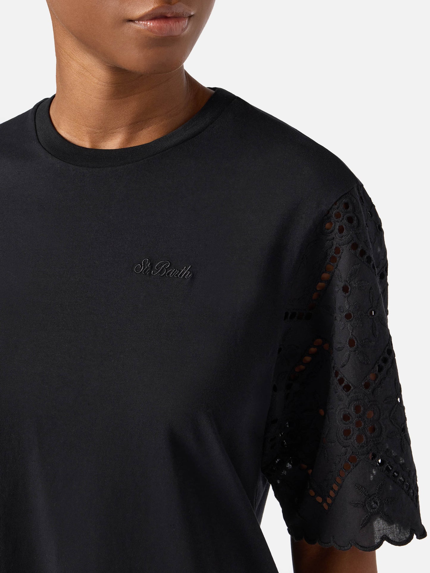 Camiseta Maisa negra con mangas de sangallo y bordado St. Barth 