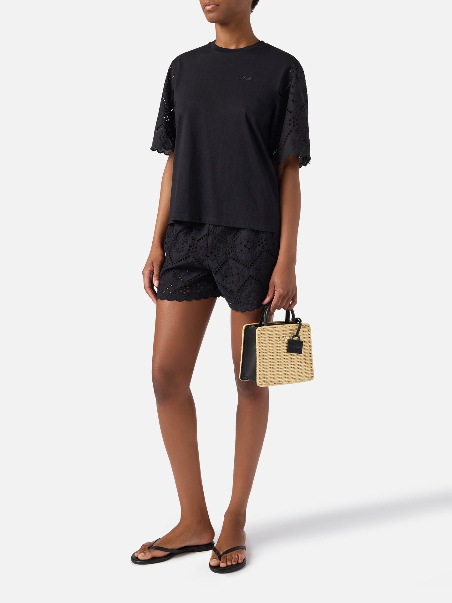 Camiseta Maisa negra con mangas de sangallo y bordado St. Barth 