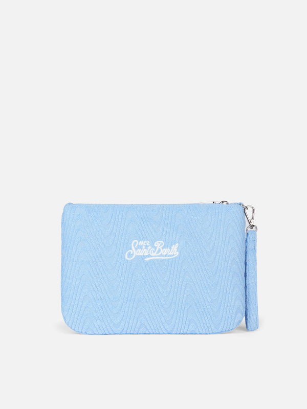 Hellblaue Parisienne Clutch aus Frottee mit Schwammprägung