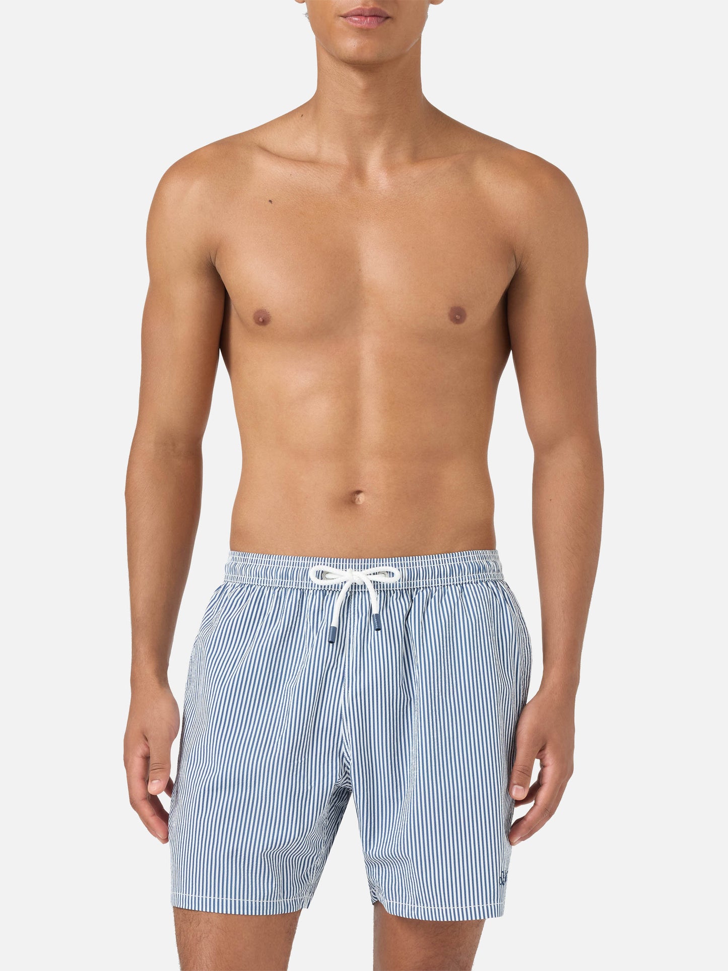 Short de bain Patmos en seersucker rayé bleu marine et blanc 
