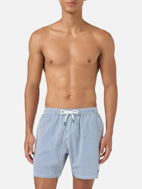 Short de bain Patmos en seersucker rayé bleu marine et blanc 