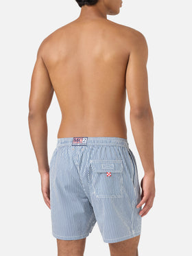 Short de bain Patmos en seersucker rayé bleu marine et blanc 