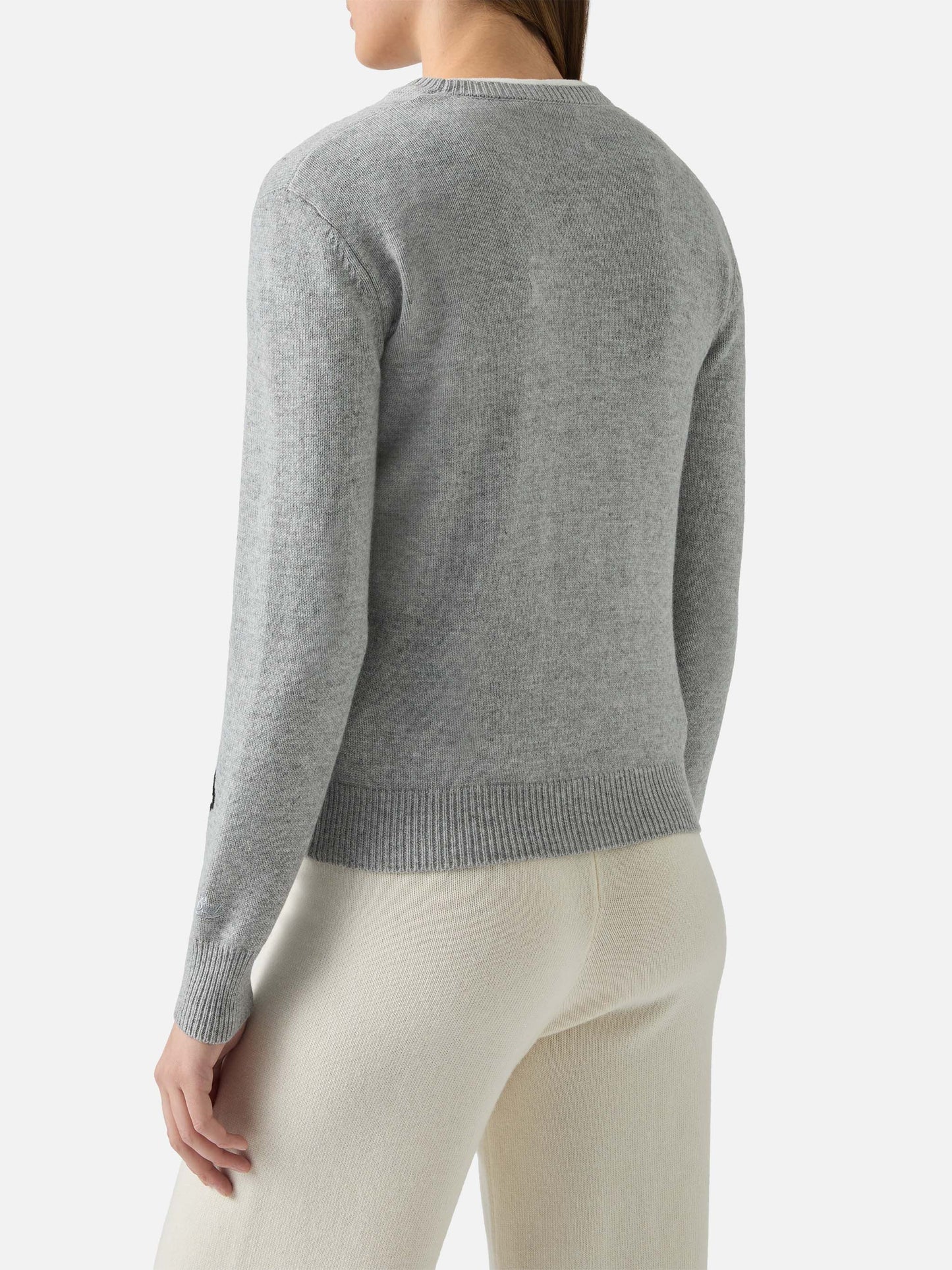 New Queen crewneck in grey with Snoopy jacquard and embroidery | PEANUTS SPECIAL EDITION