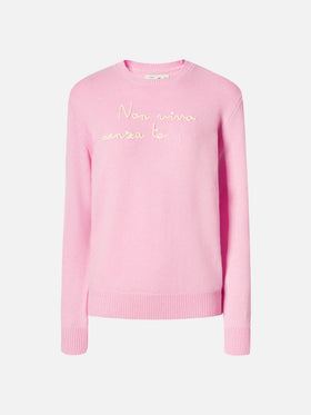 New Queen cashmere-blend sweater in pink with Non vivo senza te(lefono) embroidery