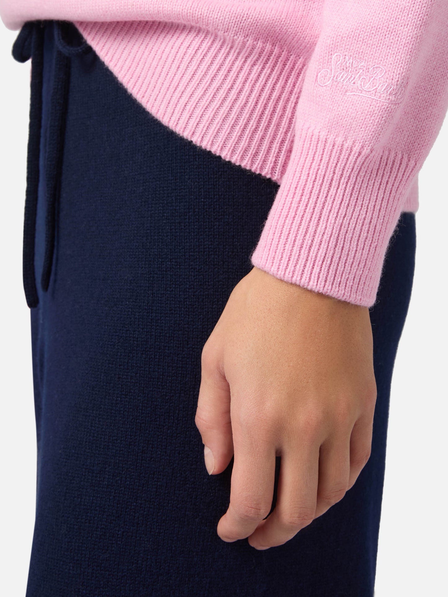 New Queen cashmere-blend sweater in pink with Non vivo senza te(lefono) embroidery