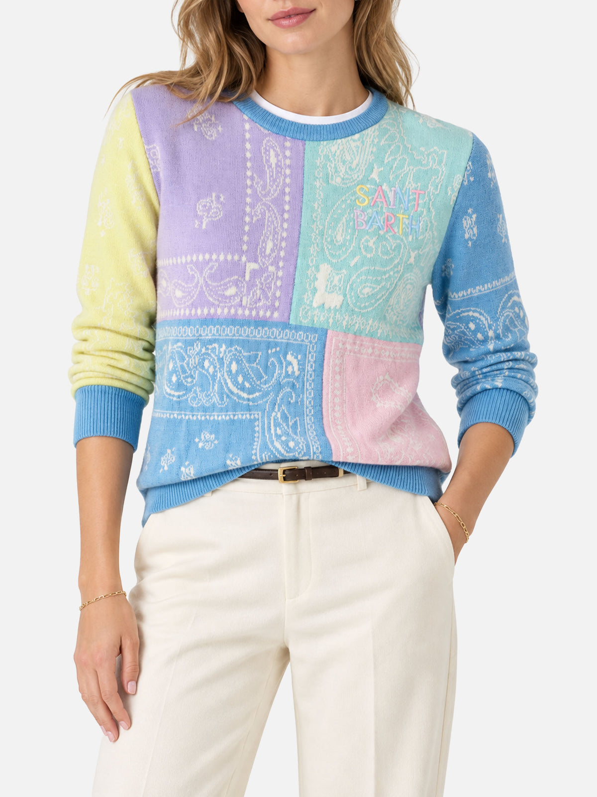 Woman brushed sweater with bandanna print