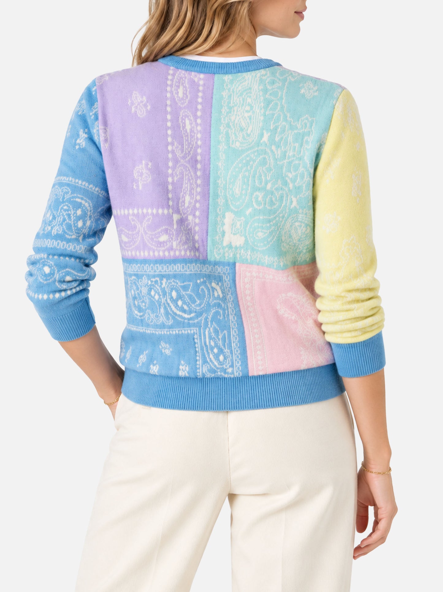 Woman brushed sweater with bandanna print