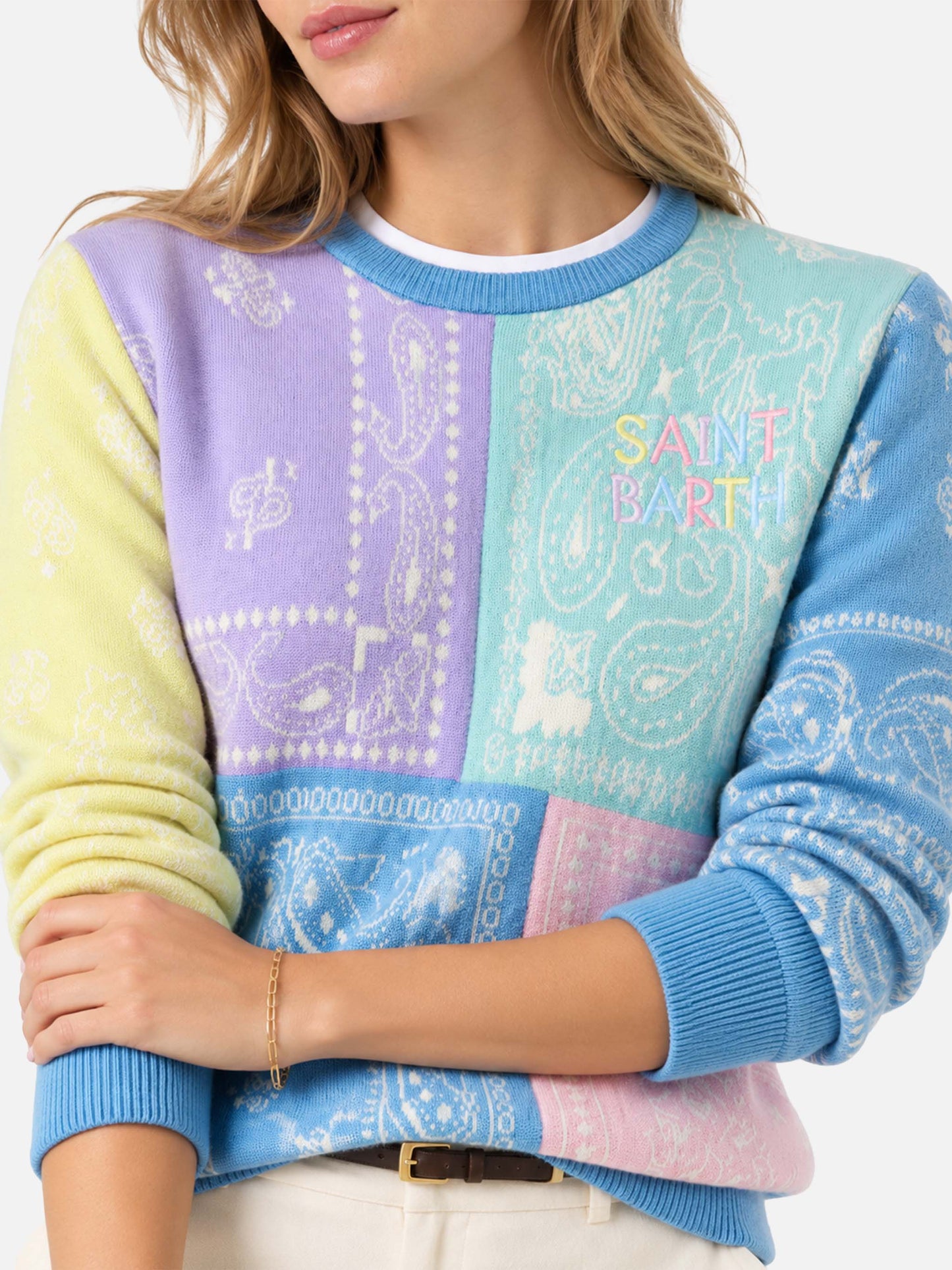 Woman brushed sweater with bandanna print