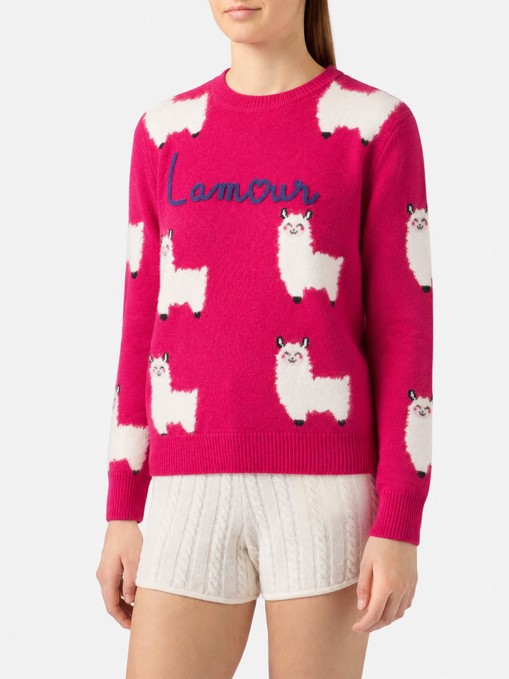 Nouveau pull New Queen en mélange d’alpaga fuchsia avec broderie L Amour 