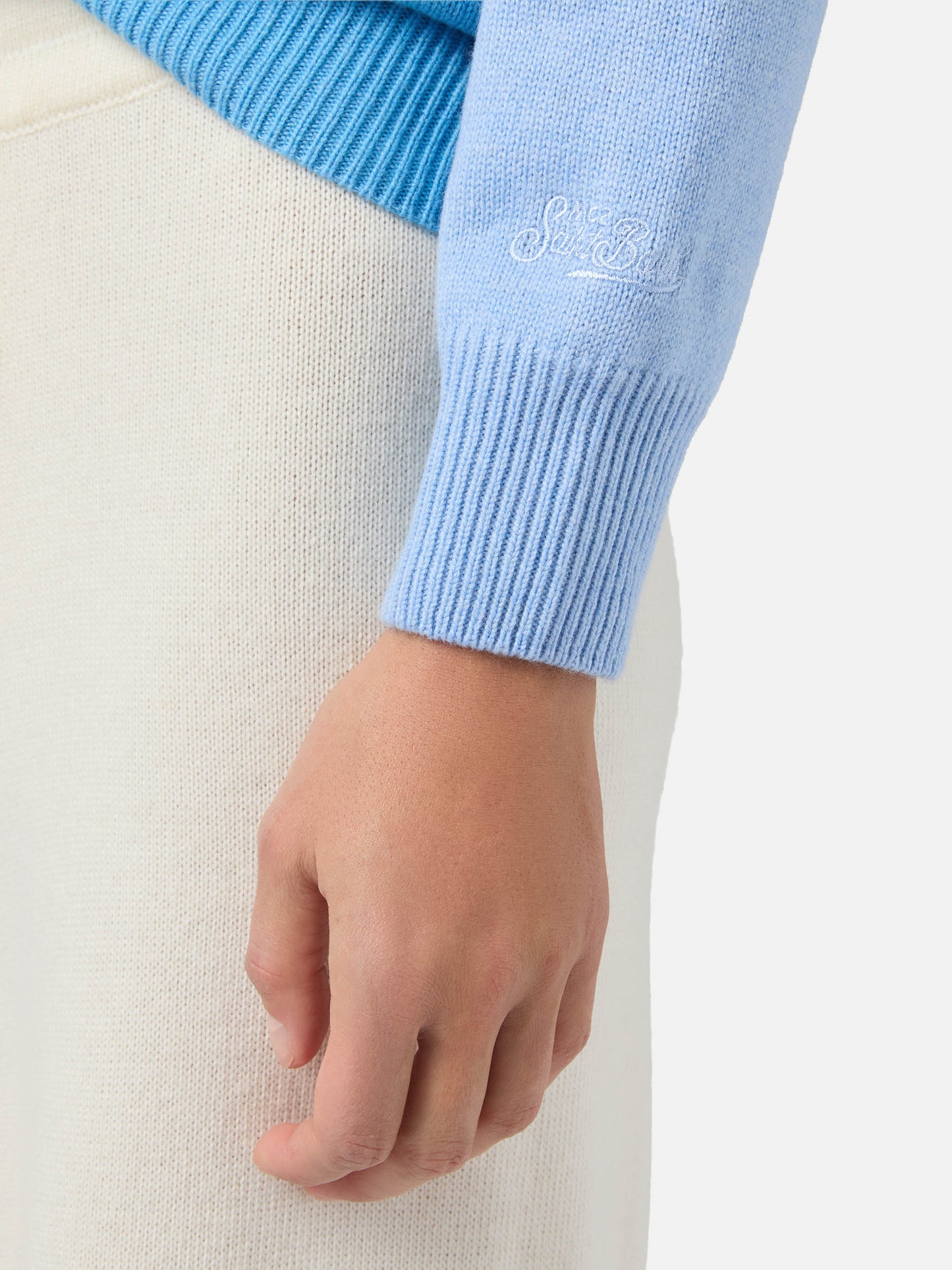 Maglione New Queen in misto cashmere azzurro con jacquard cartolina Campiglio