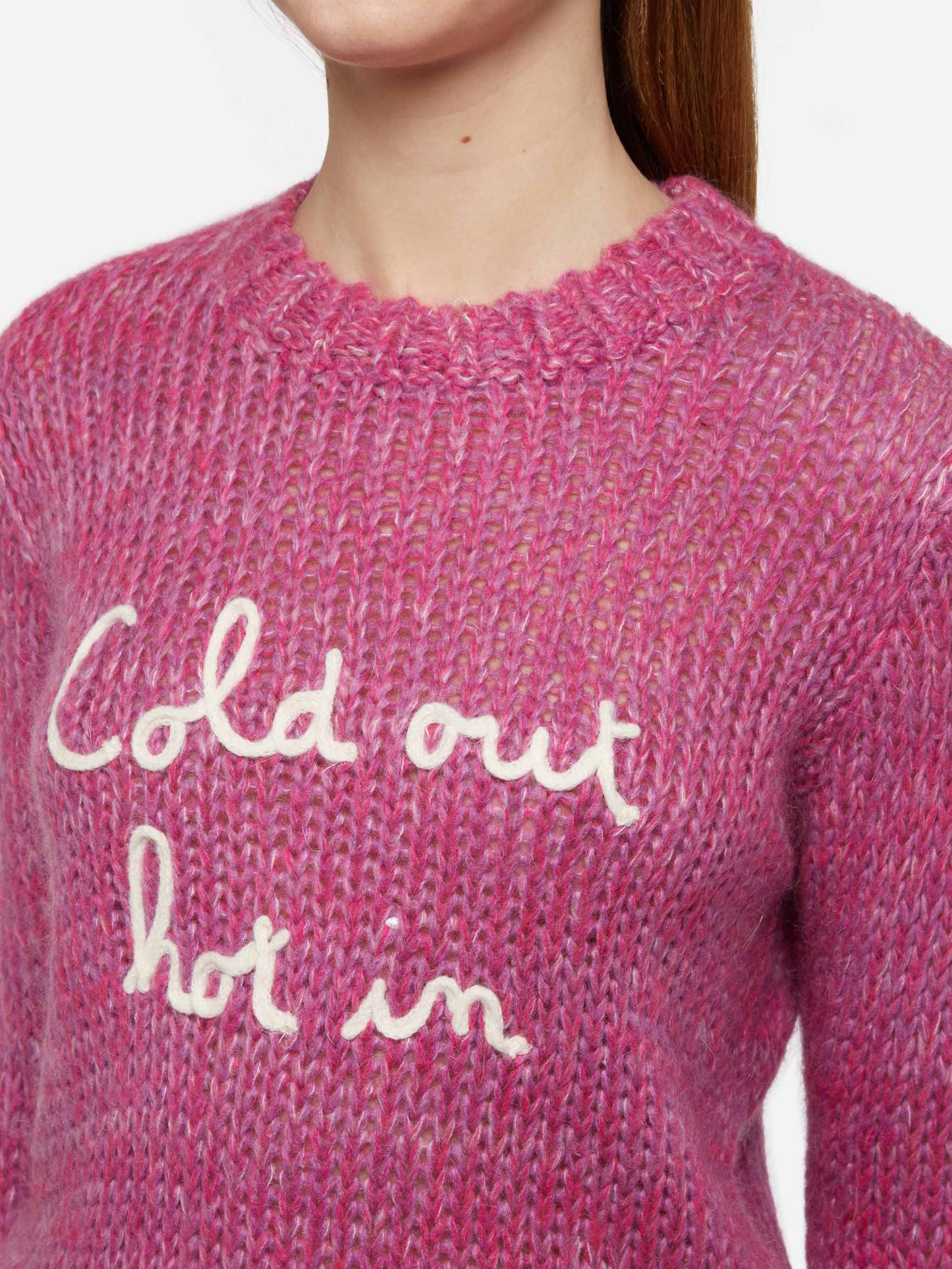 Weicher Damenpullover mit Rundhalsausschnitt und „Cold Out Hot In“-Stickerei