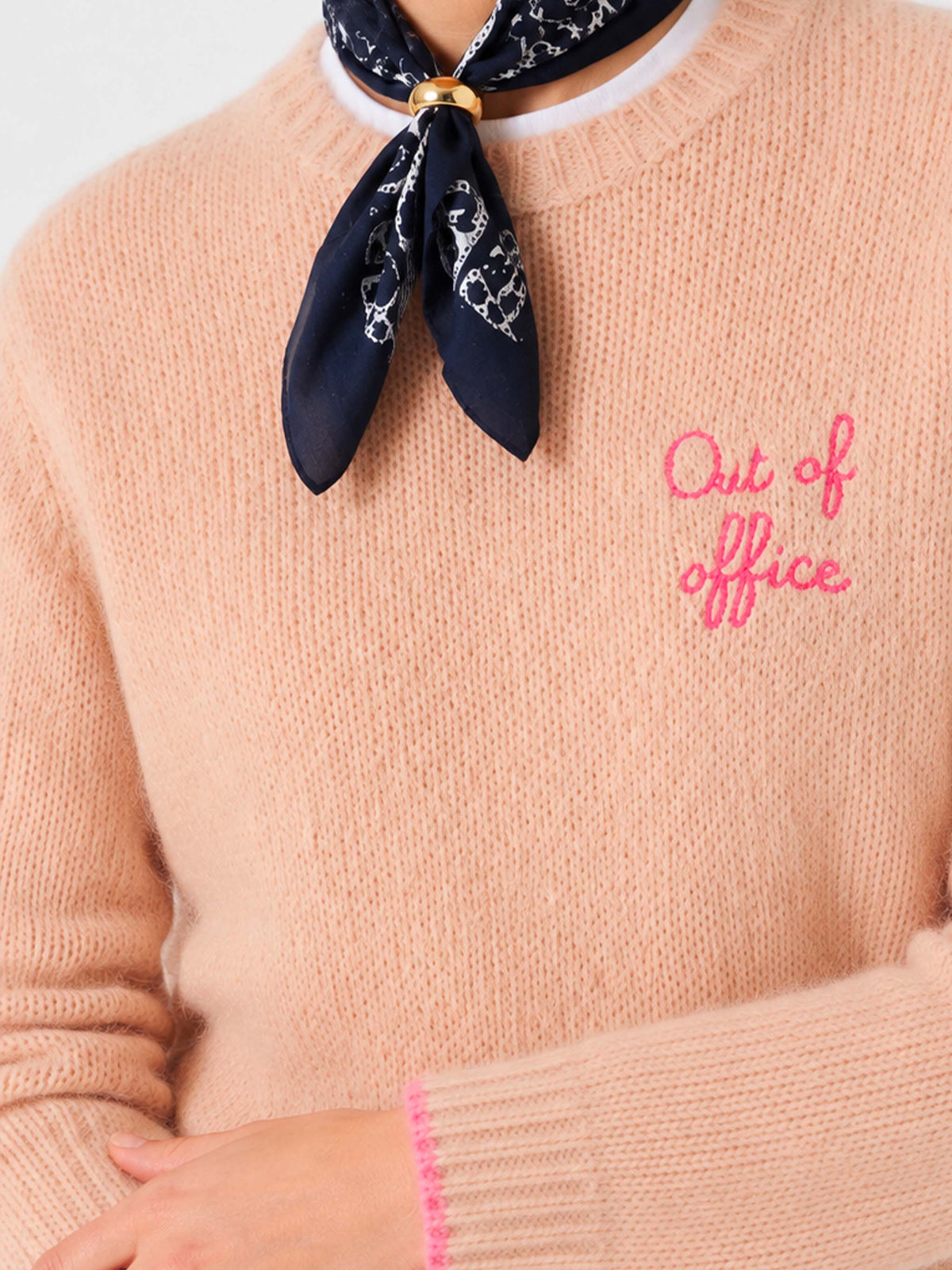 Neuer Queen Soft Pullover in Beige mit Out of office-Stickerei 