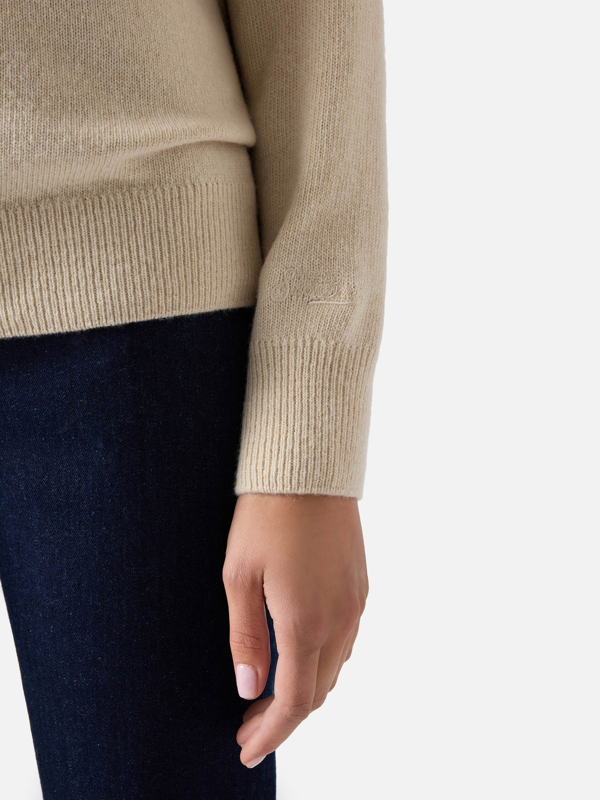 Pullover mit Rundhalsausschnitt aus Woll- und Kaschmirmischung Grain New Queen mit Amore Espresso-Stickerei 