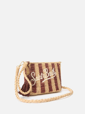 Gestreifte Raffia-Pouch mit gesticktem Logo 