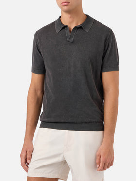 Polo Sloan in maglia nera senza bottoni con trattamento vintage