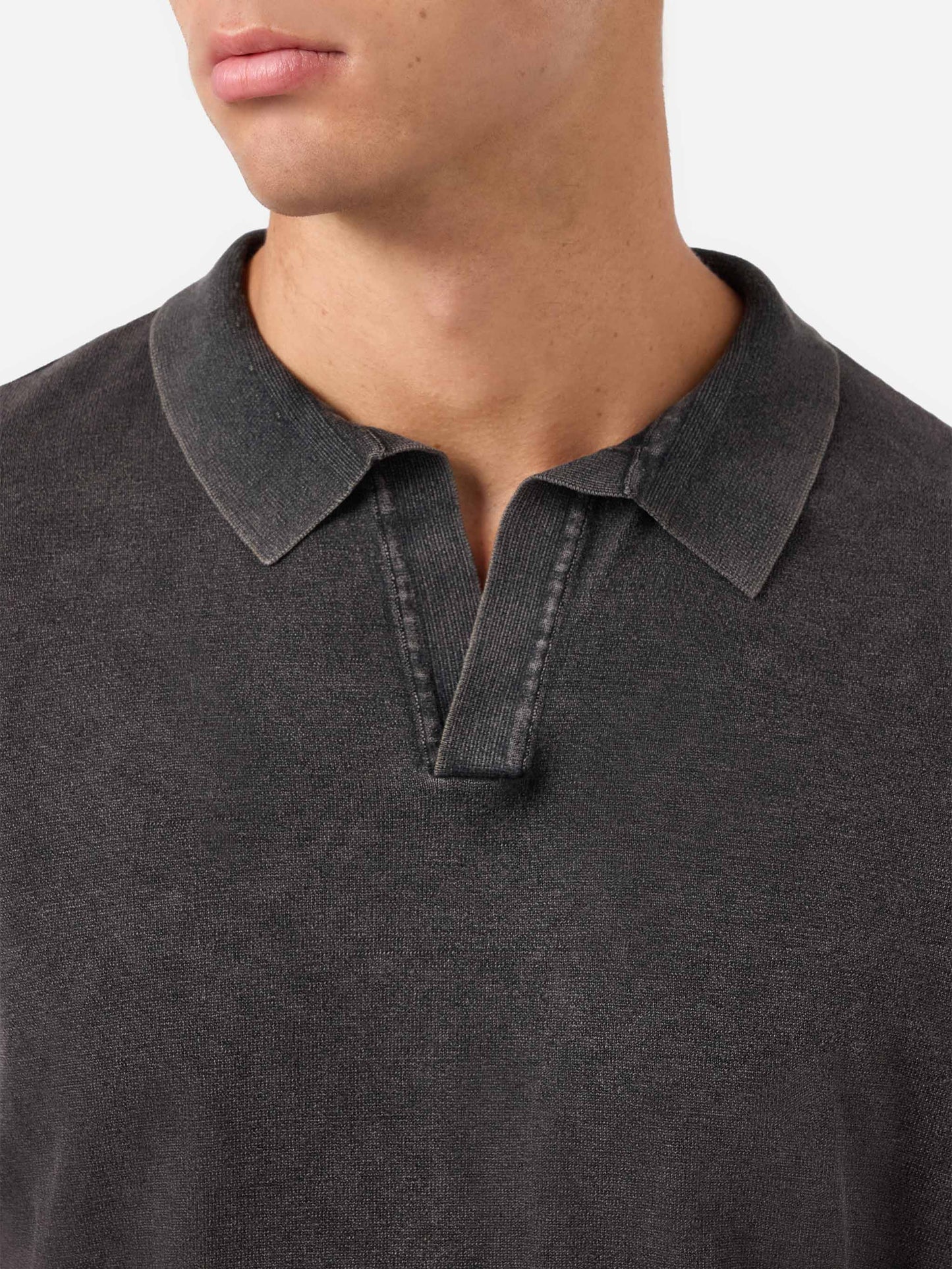 Polo Sloan in maglia nera senza bottoni con trattamento vintage