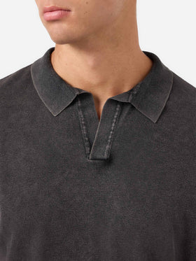 Polo Sloan in maglia nera senza bottoni con trattamento vintage