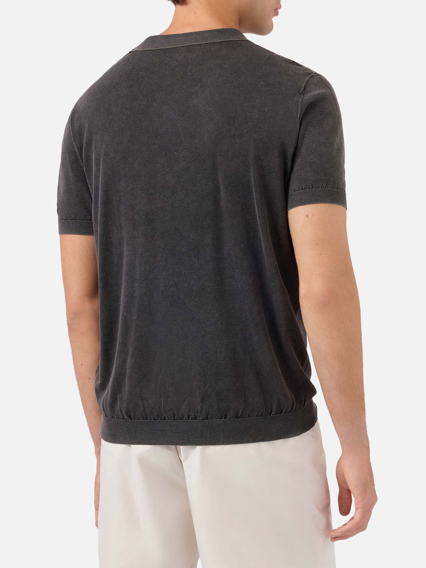 Polo Sloan in maglia nera senza bottoni con trattamento vintage