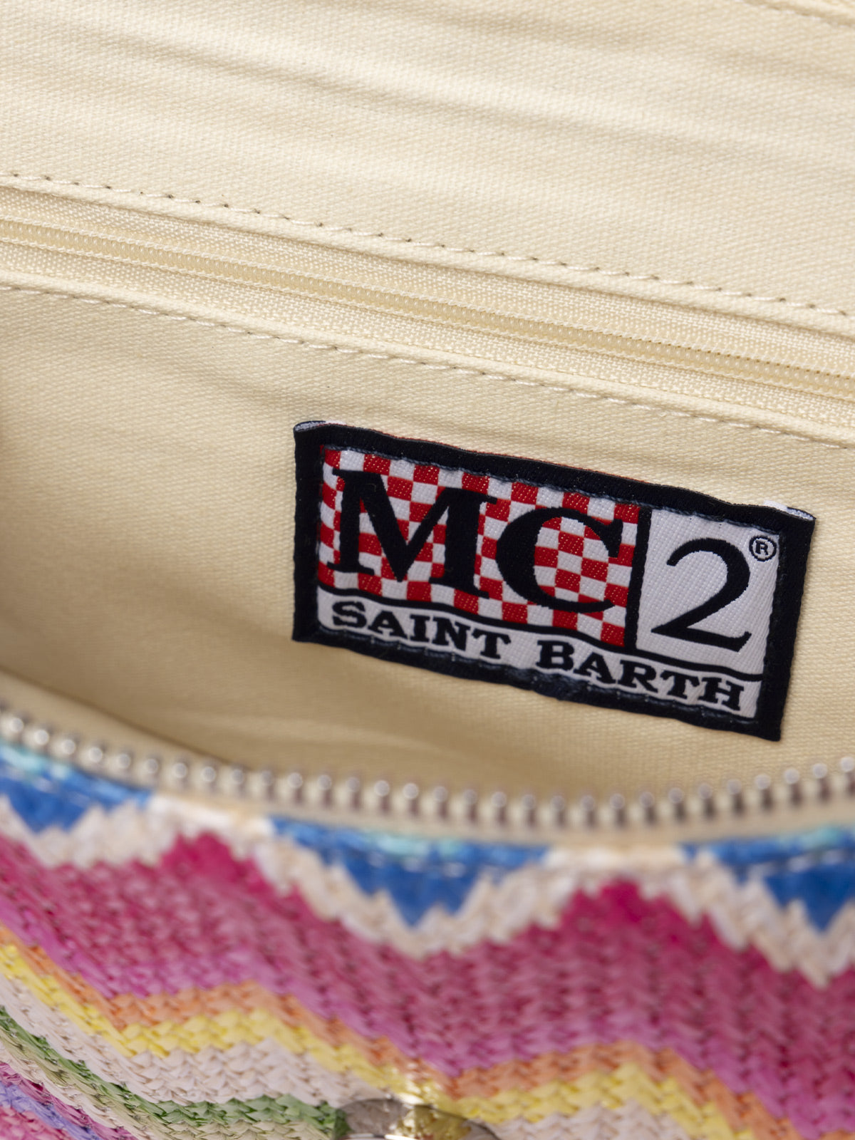Pouch in paglia con charms frutta
