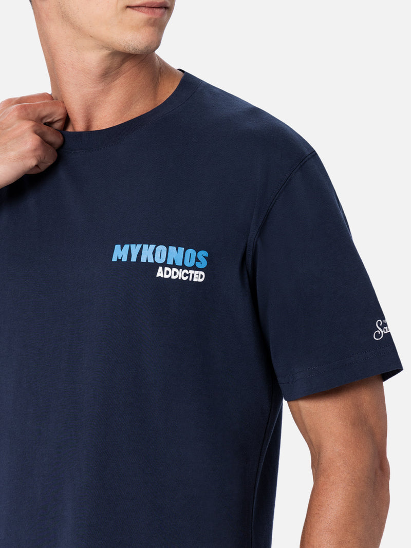 Herren-Baumwoll-T-Shirt mit platziertem Mykonos Addicted-Postkartendruck