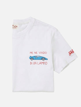 Herren-T-Shirt aus Baumwolle mit der Stickerei „Me ne vado in un lambo“ und dem Aufdruck „Car Placed“.