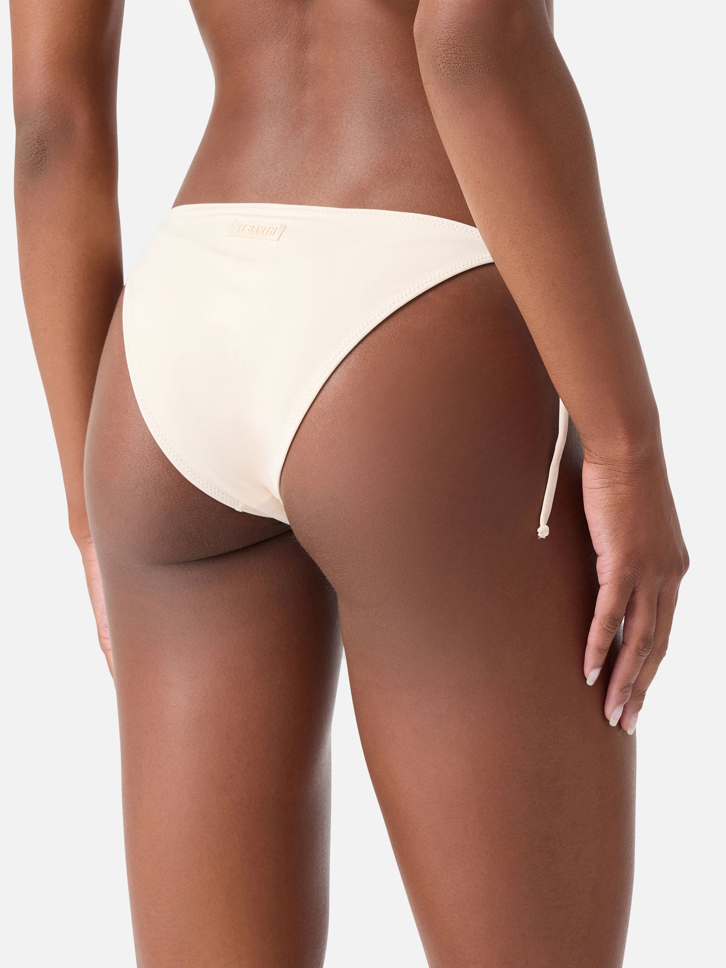 Annabelle Virgo beigefarbener Triangel-Bikini mit Strasssteinen 