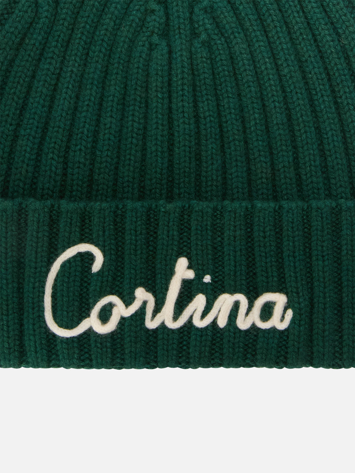 Gorro beanie verde Wengen con bordado Cortina 
