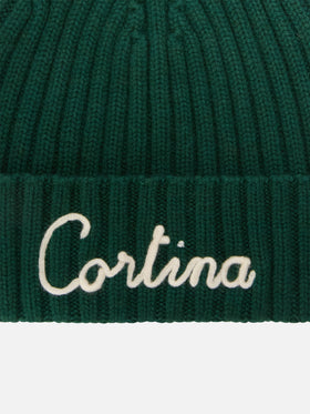Gorro beanie verde Wengen con bordado Cortina 